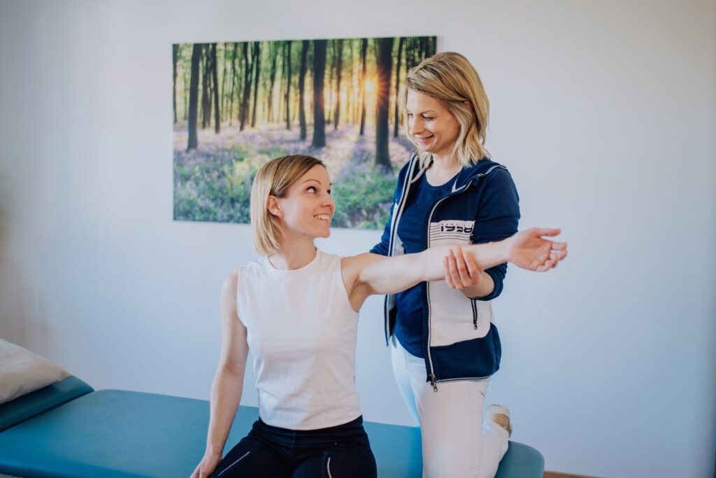 Physiotherapeutin Michaela Pürstinger behandelt Patientin mit Schulterbeschwerden in Nußbach